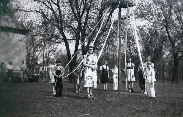 Children standing around May Pole at the Corners-Munger school in Cottage Grove in 1935