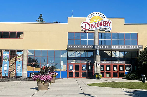 Minnesota Discovery Center summer entrance