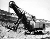 Black and white photograph of an electric shovel in operation at the Mesabi Mountain open pit mine in Franklin, ca. 1935. Photographed by Kurt B. Florman.