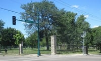 Color image of the southeast corner of Pioneers and Soldiers Memorial Cemetery Cemetery, at the corner of East Lake Street and Twenty-first Avenue South in Minneapolis, 2016. Photographed by Paul Nelson.