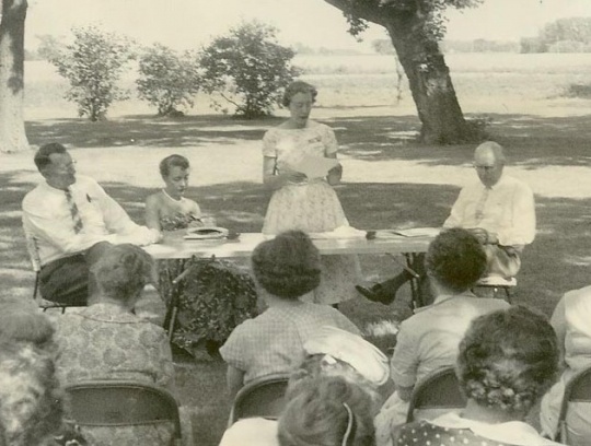 1958 Rural-Urban Tour picnic, featuring Cliff Pyle (moderator) Gloria Jenson (consumer) Art Tweet (grocers’ problems) and Mrs. William Ewing (farmers’ problems).