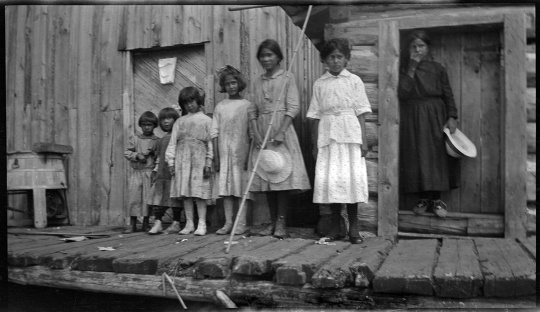 Ojibwe children at their home near the head of Pelican Lake (outside the Nett Lake Reservation), 1918.