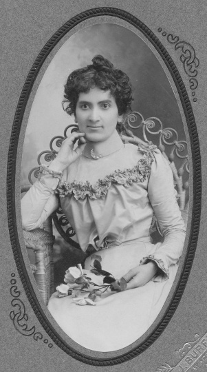 Black and white portrait of Susie Schmitt Hanson, c.1885.