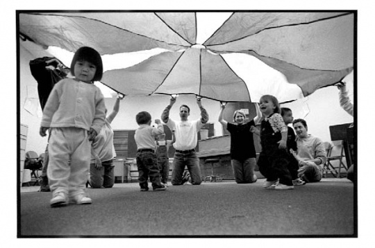 Music for Creepers & Toddlers class. Photograph by George Byron Griffiths, April 24, 1999. The early childhood music education class for parents and their nine-to-twenty-three-month-old children was held at the MacPhail Center for the Arts in Minneapolis.
