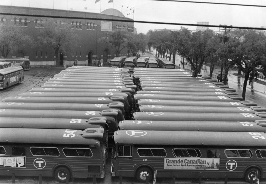 Fleet of new, air conditioned buses purchased by the MTC in the early 1970s, after the commission acquired Twin City Lines. Photo by the St. Paul Pioneer Press used with permission.