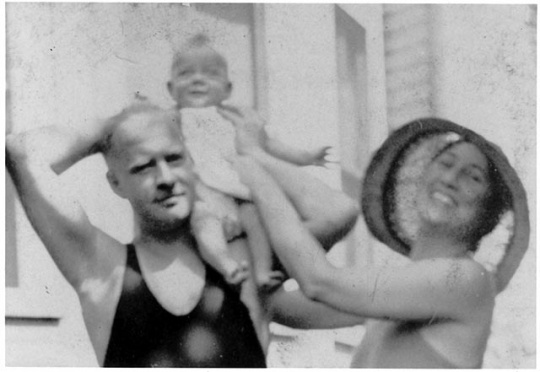 Black and white photograph of Delos and Maud Hart Lovelace with daughter Merion, c.1931.