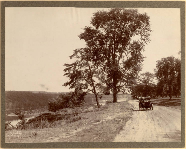 Black and white photograph of West River Parkway in Minneapolis, c.1910